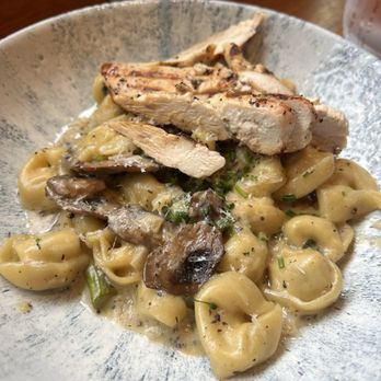 Earls Kitchen + Bar - New American Near Me - Orlando, Florida