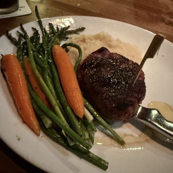 Yard House - 8oz Filet Mignon - Bars Near Me - Glenview, Illinois