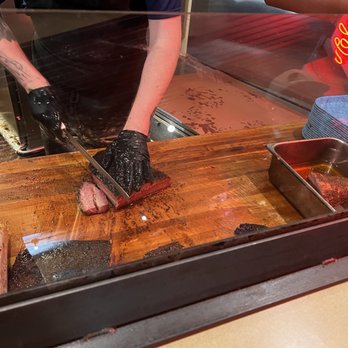 Franklin Barbecue - Slicing 1 lb. Brisket - Barbeque Near Me - Austin, Texas
