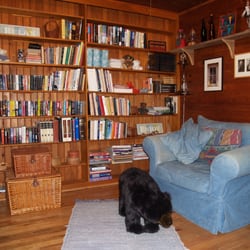 Henson Cove Place B & B and Cabin - Start a paperback and take it with you or peruse our large selection of reading material in our library.