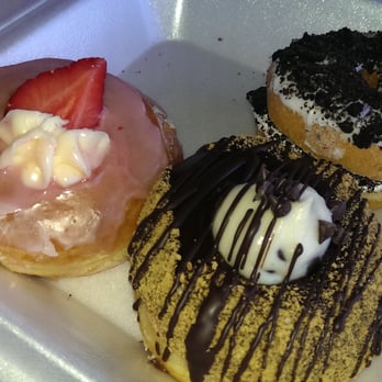 Mojo Donuts - Strawberry creamcheese, holy cannoli and oreo - Donuts Near Me - Pembroke Pines, Florida Mojo Donuts - Strawberry creamcheese, holy cannoli and oreo - Donuts Near Me - Pembroke Pines, Florida