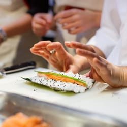L'atelier des Chefs - Learn to roll sushi