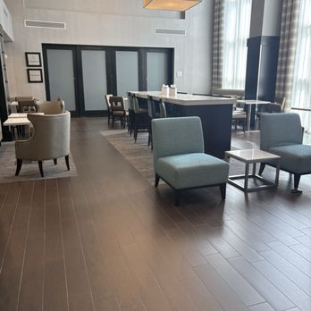 Hampton Inn & Suites Reno West - Lobby and breakfast seating in the morning - Hotels Near Me - Reno, Nevada Hampton Inn & Suites Reno West - Lobby and breakfast seating in the morning - Hotels Near Me - Reno, Nevada