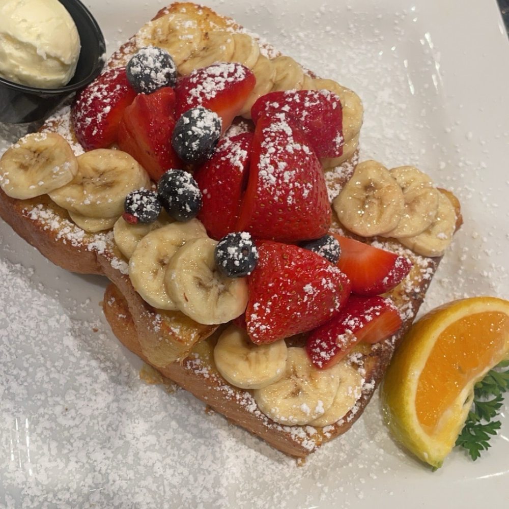 Keke's Breakfast Cafe - French Toast Topped with Fresh Fruit - Breakfast & Brunch Near Me - Boynton Beach, Florida