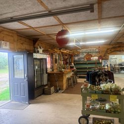 Erickson Orchard & Country Store - Farm stand