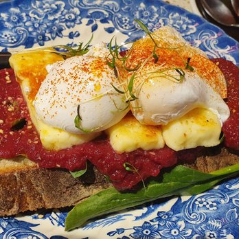 Créme - Beet and Halloumi Toast - Breakfast & Brunch Near Me - Brussels, BRU