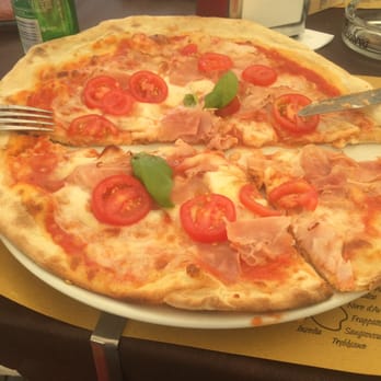 Old Charlie - My "fresh" pizza ala cartone.... Lol.  This was the "basil" topping that supposedly comes with the pizza.  Garnish.  Verarschung pur. - Italian Near Me - Lucca, LU