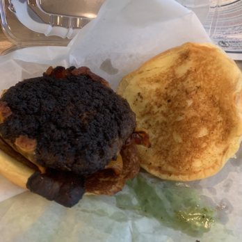 Big Pink - Order a Kobe donut burger, they didn't have it and burn the burger, order a vanilla milkshake, got a banana milkshake, bad bad!! - Pizza Near Me - Miami Beach, Florida