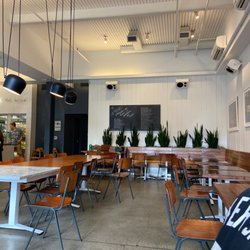 sweetgreen - Healthy Salads, Wraps, and Bowls - Dining area