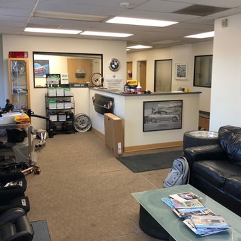 HMB Motorwerks  - View of the lounge & guest waiting area. - Auto Repair Near Me - Sacramento, California