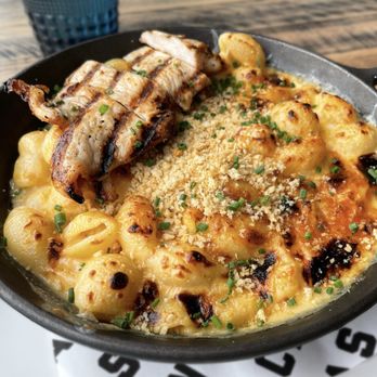 Canvas - Joe's Mac & Five Cheese with grilled chicken - New American Near Me - Orlando, Florida