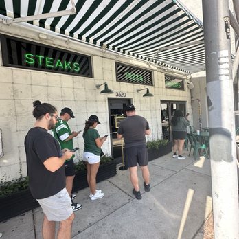 Peppi’s Pizza - Line at 1130 am - Pizza Near Me - Miami, Florida