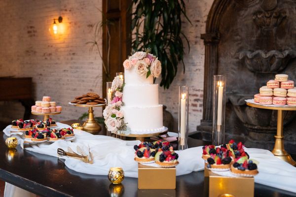 Sweet Box (Macarons, Dragon Beard Candy) by null