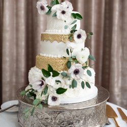 Wedding cake and rented cake stand