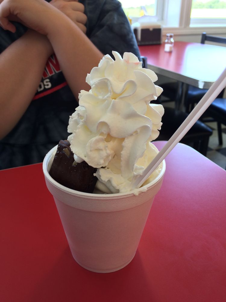 B's Drive Inn Logo