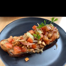 Casa Âncora - Bruschetta with chicken, avocado, and tomatoes