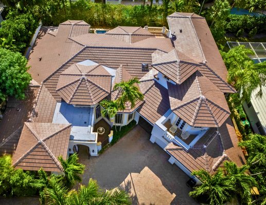 Distinctive Roofing Logo