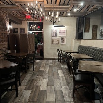Il Pizzaiolo - inside the restaurant - Italian Near Me - Warrendale, Pennsylvania
