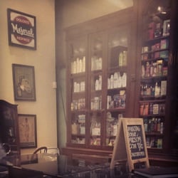 La Botica Salcobrand - Estanterías.