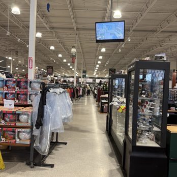 DICK'S Sporting Goods - Super selections - Sports Wear Near Me - Bakersfield, California DICK'S Sporting Goods - Super selections - Sports Wear Near Me - Bakersfield, California