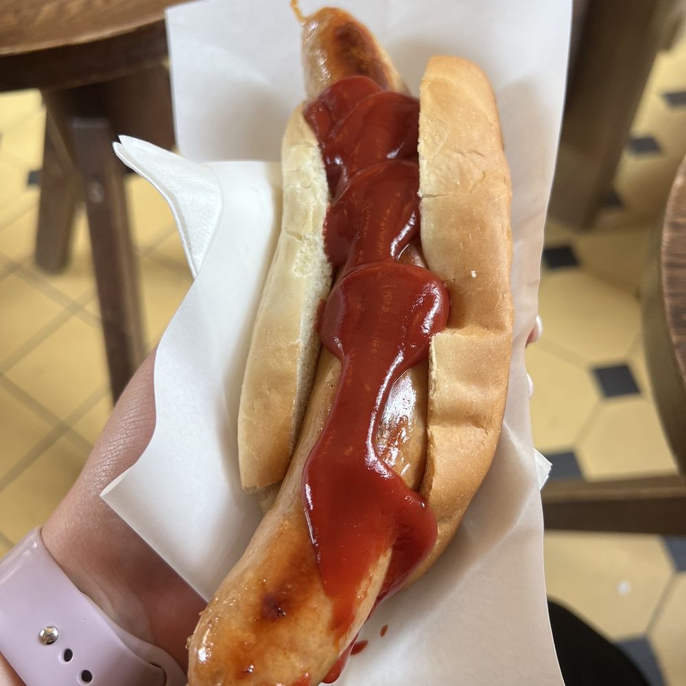 Trekroneren - Cheese sausage with ketchup - Hot Dogs Near Me - Bergen, 12 Trekroneren - Cheese sausage with ketchup - Hot Dogs Near Me - Bergen, 12