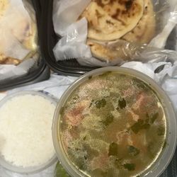 Tesoro Salvadoreño - Sopa de pollo, pupusas de queso