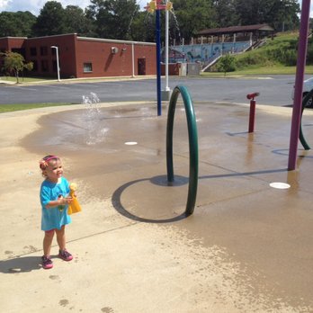 Idle Hour Park - Small splash pad yay! Closed community center behind, no activities, no bathrooms...Boo! - Parks Near Me - Phenix City, Alabama