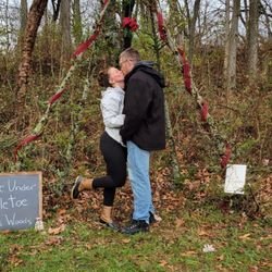 Moose Apple Christmas Tree Farm - Kiss under mistletoe