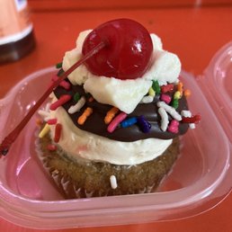 Banana Split Cupcake! Banana Split Cupcake!