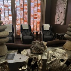 Zen waiting room was very relaxing. Massage chair worked great and the vibe in the room was totally relaxed.