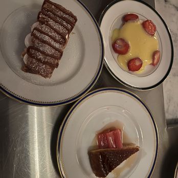 Limbo - Mille-feuille; Parfait glacé à la vanille; Gâteau Mollet du Marquis de Béchamel - Gastropubs Near Me - Montreal, Quebec