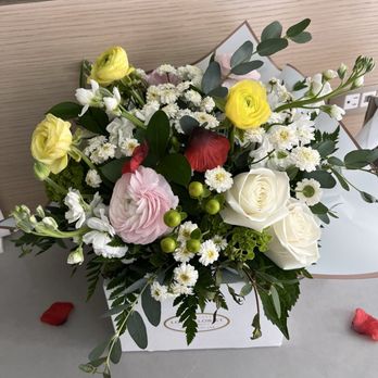 Lou's Florist - Wedding Day Arrangement - Florists Near Me - South Pasadena, Florida Lou's Florist - Wedding Day Arrangement - Florists Near Me - South Pasadena, Florida