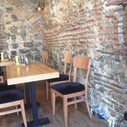 Beeves Burger - The restaurant inside.
