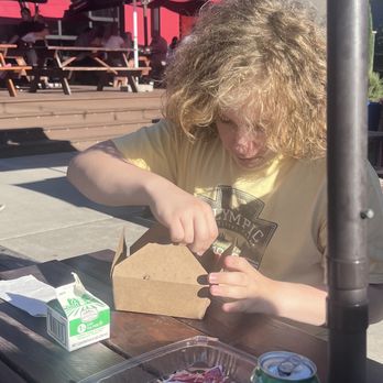 BGs Food Cartel - This one loved the Mac and cheese with garlic sauce and chicken - Food Trucks Near Me - Beaverton, Oregon