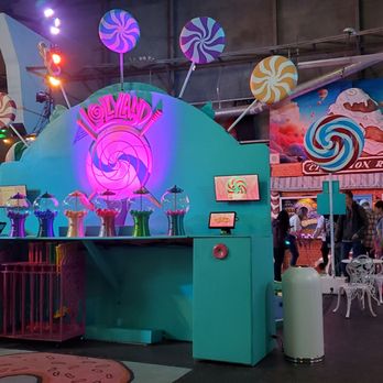 Lollyland - Different colored golf balls in gumball machines - Mini Golf Near Me - San Francisco, California