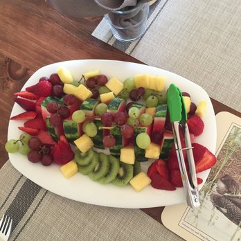 Robbins' Tuktawayin B&B - RTB&B 6 - Delightful fruit plate - Bed & Breakfast Near Me - Gravenhurst, Ontario