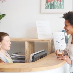 Chiropractie Ceintuurbaan - U kunt bij ons pinnen of contant afrekenen. U krijgt een factuur mee die u direct kunt declareren bij uw zorgverzekering.