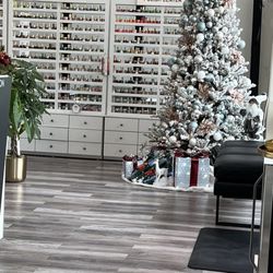 Lakeview Nail & Spa - Beautiful Christmas tree