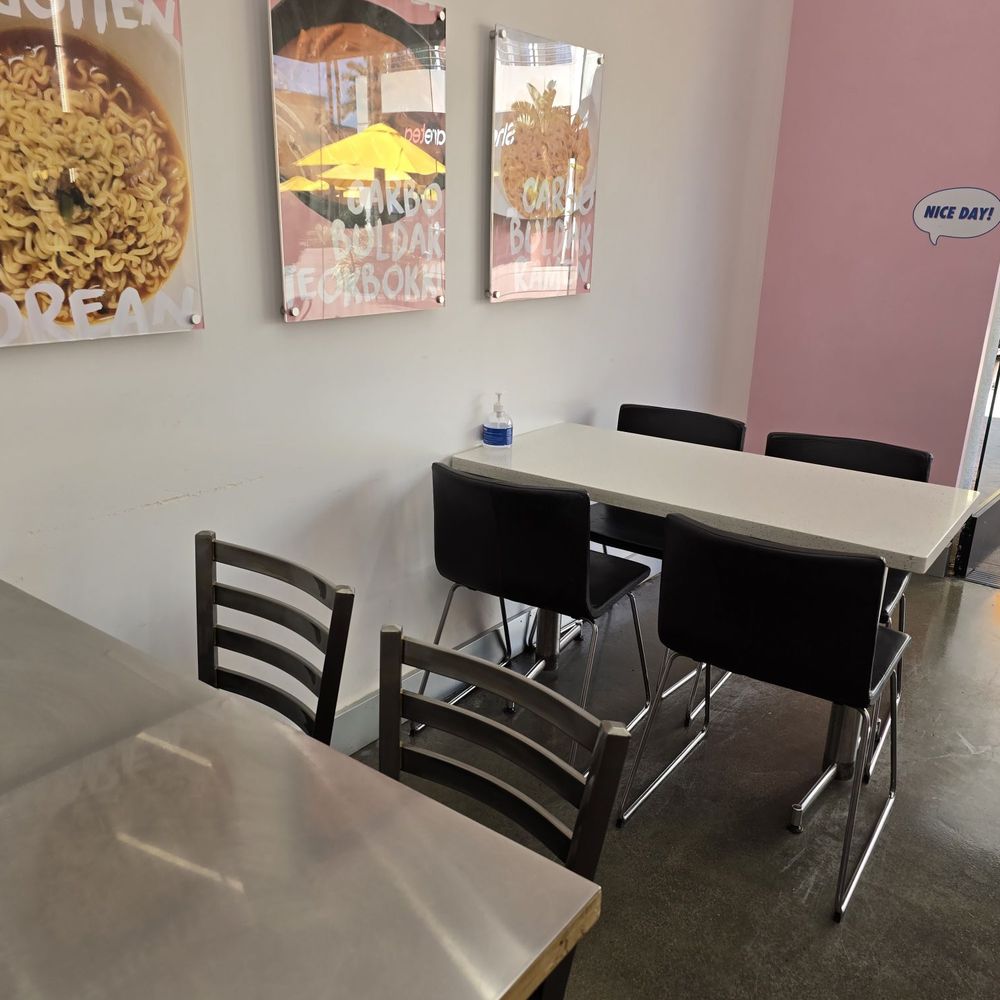 Flippoly - Seating area - Sandwiches Near Me - Irvine, California