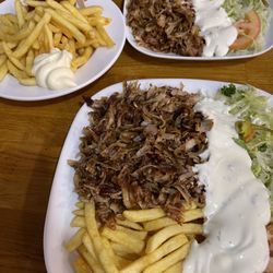 Mahlzeit - Großer Dönerteller & kleiner mit zusätzlicher Portion Pommes, beide Kalbfleisch