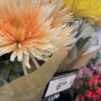 Ralphs - Spider Mums, long lasting, snip off the blossom and float in a glass bowl - Grocery Near Me - Fullerton, California