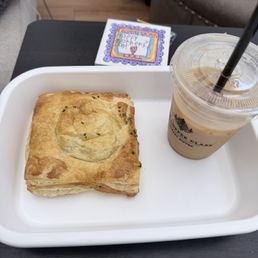Dulce de leche latte and savory pastry (egg, spinach and bacon) Dulce de leche latte and savory pastry (egg, spinach and bacon)