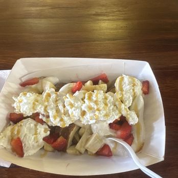 AZ Chimney Cakes - Dessert nachos with cheesecake cream, sliced banana, sliced strawberry - Chimney Cakes Near Me - Mesa, Arizona