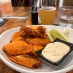Buffalo Olde Brewery - Chicken Wings were great and crispy