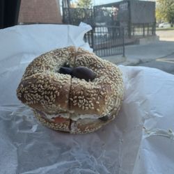 Cadmans Montreal Bagels - Quick view of the patio and cute decoration on my bagel