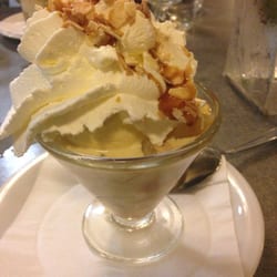 Chez Alain - Caprice de poires : poire pochées, crème de caramel, amandes, glace vanille & chantilly