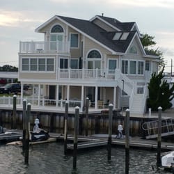 Big Blue Sightseer - Beautiful homes to see on the way in and out.