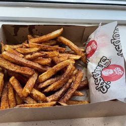 Chez Ma Tante - Les meilleures frites au monde accompagnées d'un hot-dog Shopsy tout bœuf.