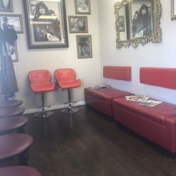 Cabaret Barbershop - Waiting area