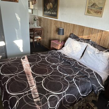 Charleboyne Motel - Small but effective. Call it intimate - Hotels Near Me - Charlevoix, Michigan
